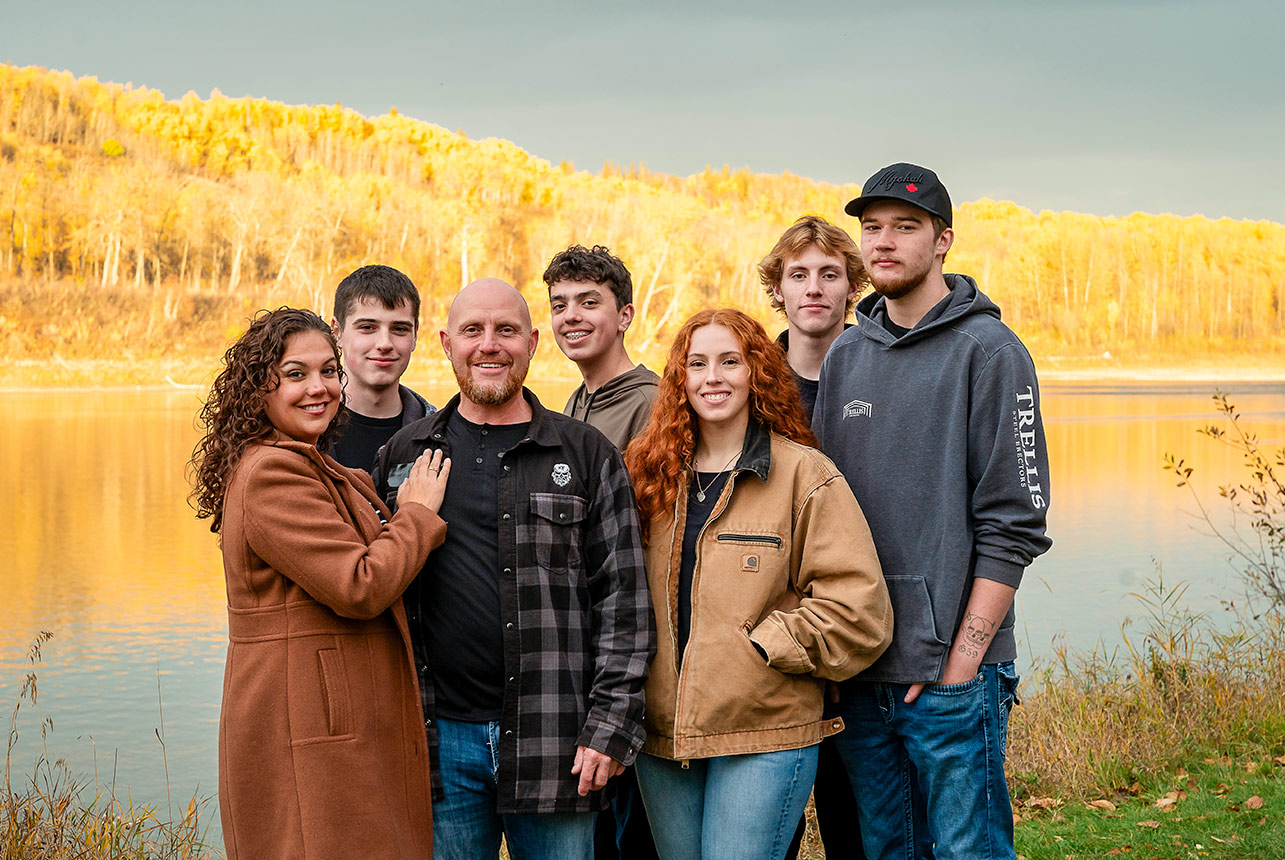 large-family-portrait-riverside-autumn-devon Large family portrait by the river during autumn in Devon, Alberta